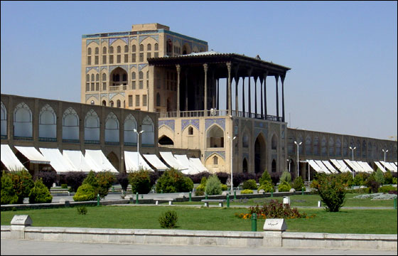 Photo: عکس کاخ عالی قاپو در میدان نقش جهان اصفهان