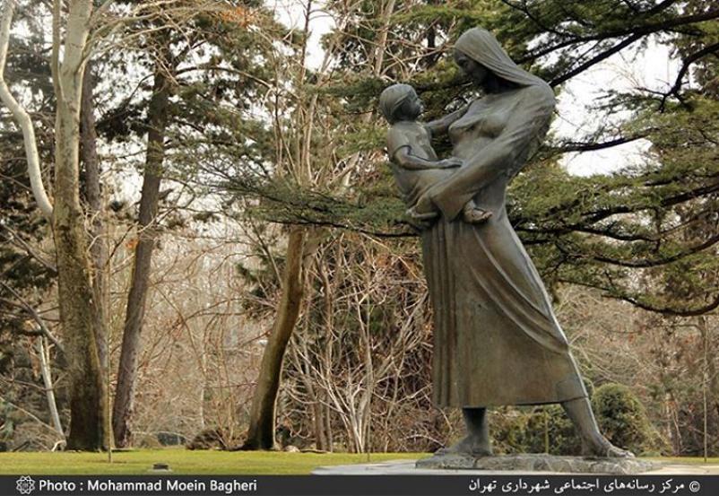 Photo: عکس زیبا از مجسمه ی مادر و بچه در بوستان ملت ، تهران