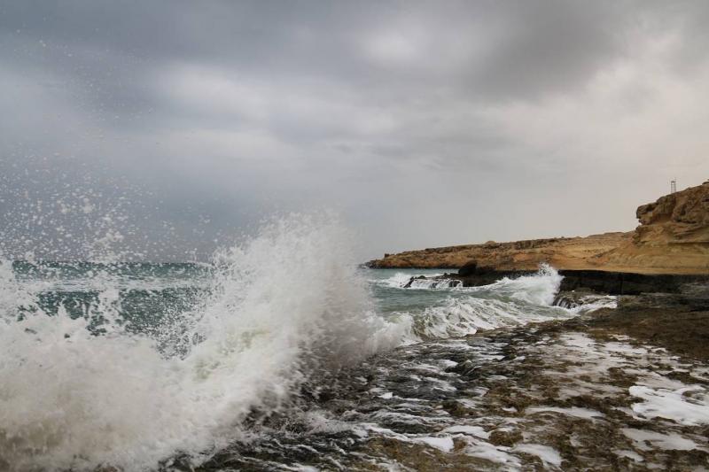 Photo: برخورد موج با صخره ی کنار ساحل ، قشم ، هرمزگان