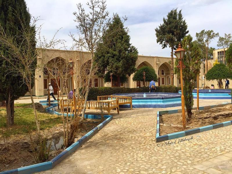 Photo: عکس زیبا از حياطِ اصلىِ مهمانسراىِ جهانگردىِ نایین ، اصفهان