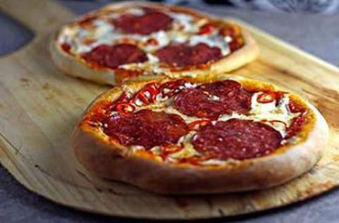 Photo: نحوه تهیه پیتزا سالامی تند