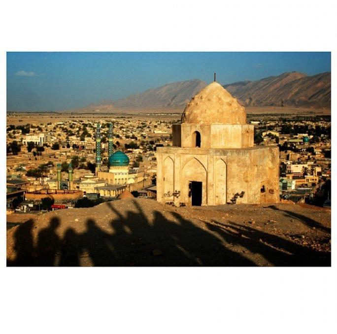 Photo: مقبره مادر نادر و نمايي از شهر قديم لار ، فارس