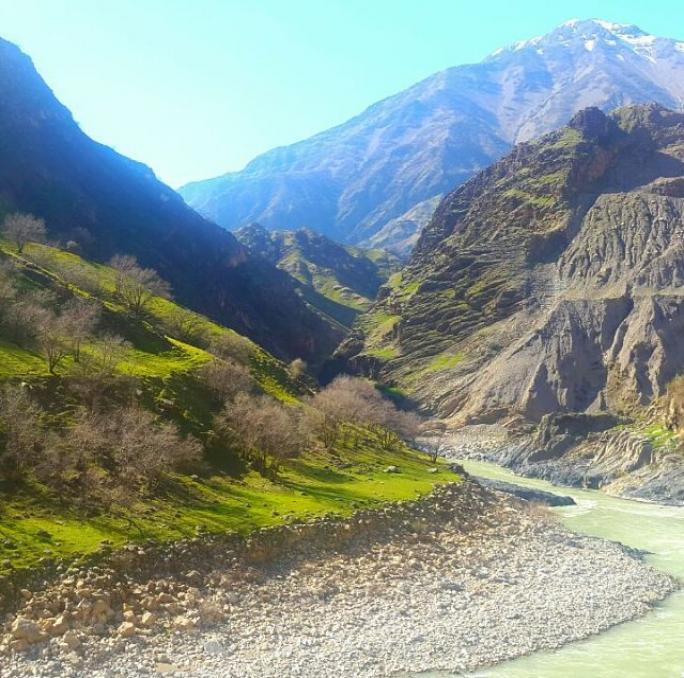 Photo: عکس زیبا از رود زیبا در پای کوه ، درود ، لرستان