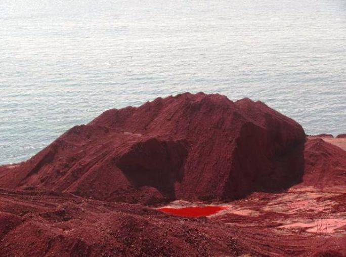 Photo: معدن خاک سرخ جزیره ی هرمز