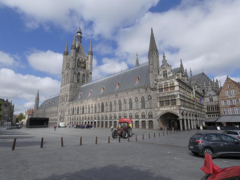 Photo: Ypres / Ieper - Lakenhalle (Cloth Hall) and Grote Markt