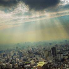نمایی از تهران در یک روز نیمه ابری