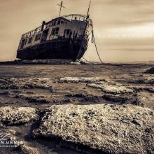 عکسی از کشتی به گل نشسته در دریاچه ی ارومیه