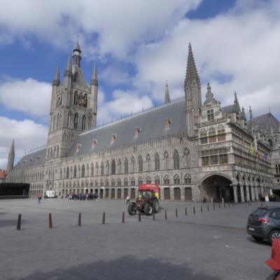 image of Ypres / Ieper - Lakenhalle (Cloth Hall) and Grote Markt