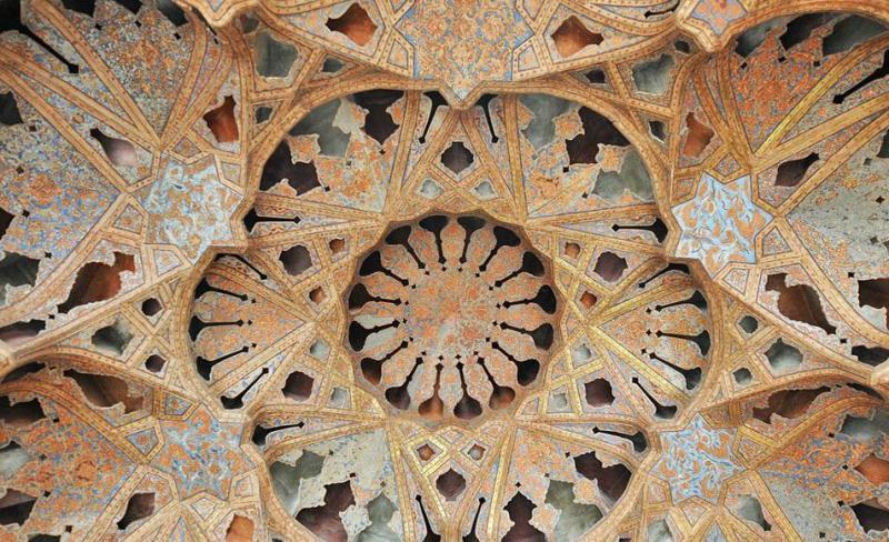 Photo: نمای نزدیک  و بسیار زیبا از معماری سقف کاخ عالی قاپو