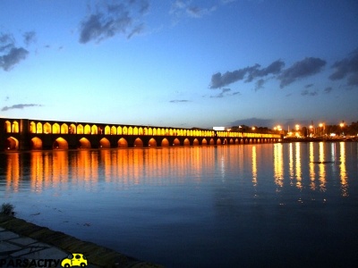 Photo: انعکاس نور در زاینده رود زیبا در کنار سی و سه پل
