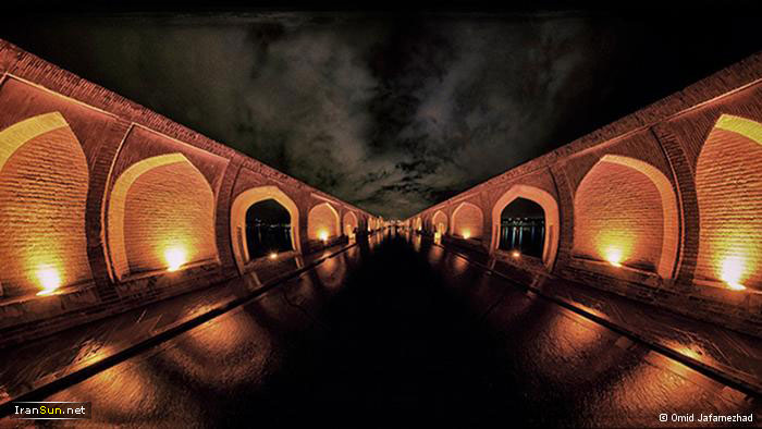 Photo: عکس هنری از گذرگاه روی پل سی و سه پل در شب