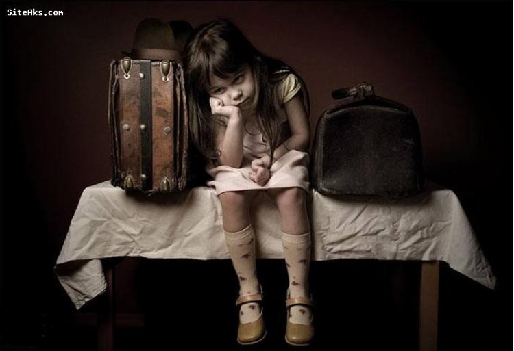 Photo: يه دختري كه خسته شده و چمدونشو بسته كه بره...مقصد نامعلوم...