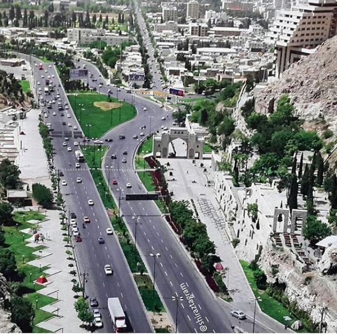 عکسی از شهر شیراز از بالای دروازه قران 