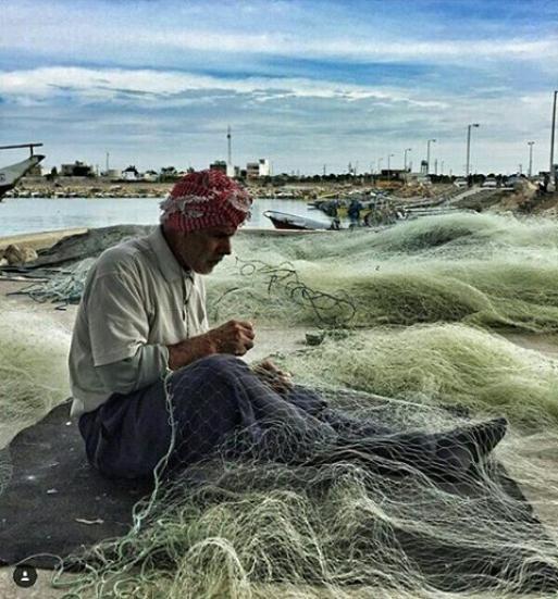 ناخدا در حال تعمير تور پاره شده،بوشهر