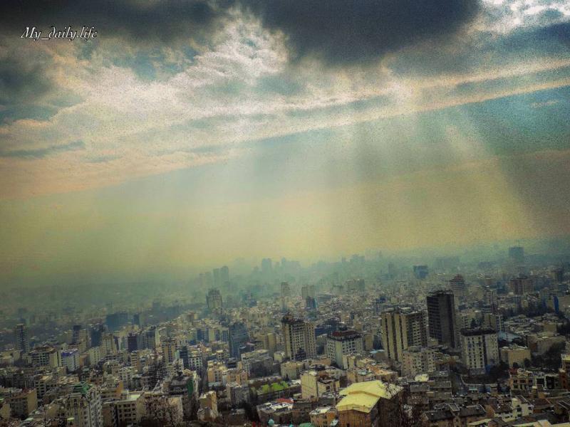 نمایی از تهران در یک روز نیمه ابری