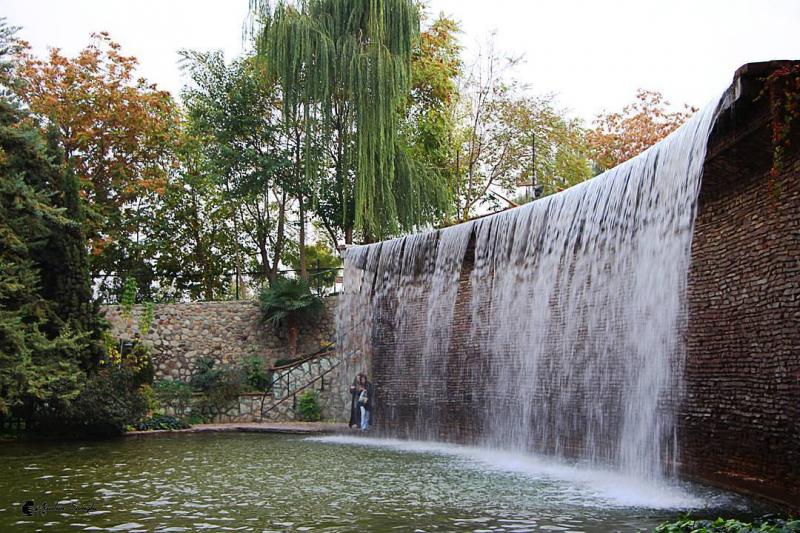 عکس از آبشار زیبا در باغ گلها ، کرج