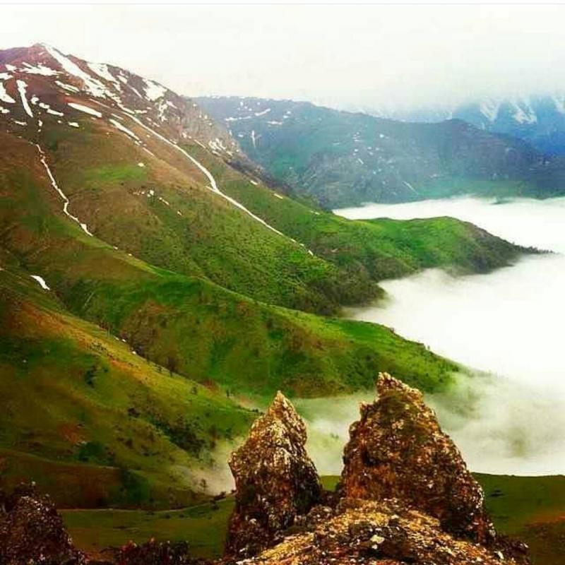 عکس زیبا از کوه های سرسبز پوشیده از مه ، کلاردشت ، مازیچال ، مازندران