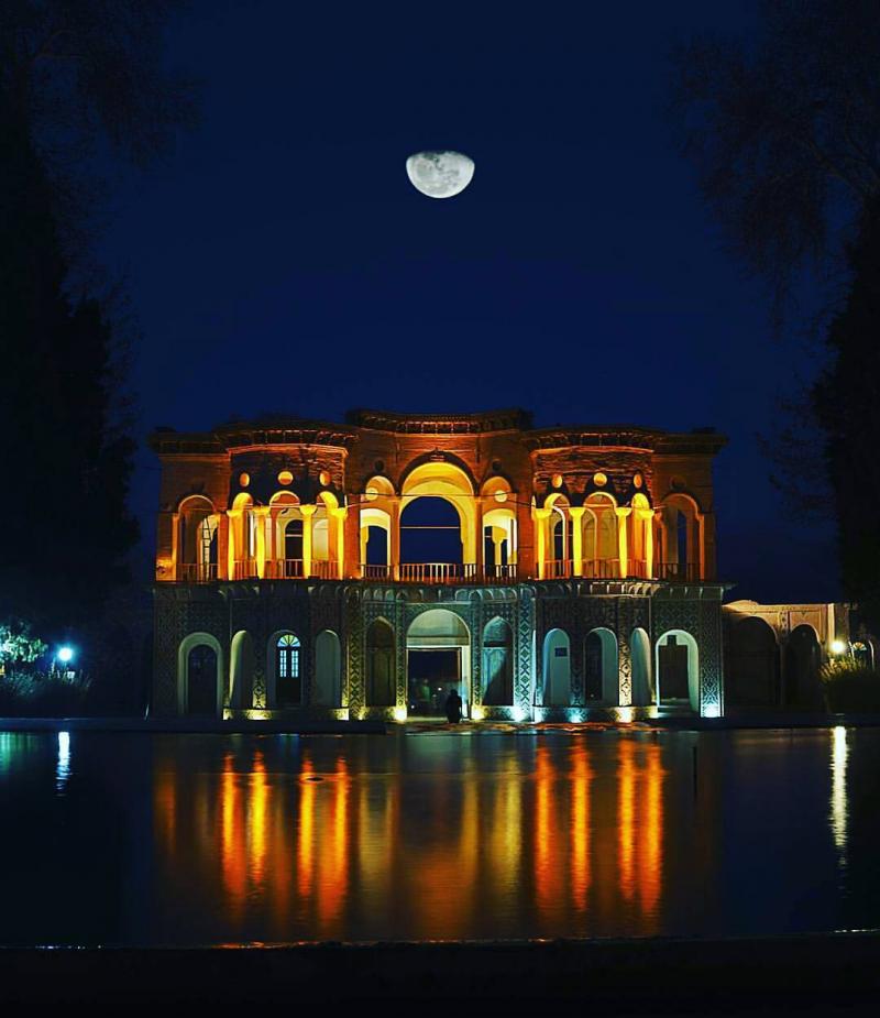 عکس زیبا از باغ شاهزاده کرمان در شب