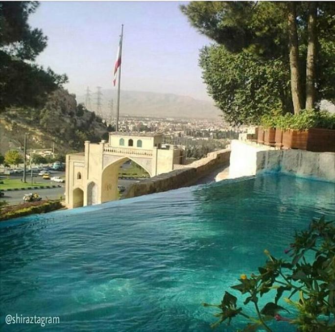 نمای دروازه قرآن از آرامگاه خواجوی کرمانی،شیراز