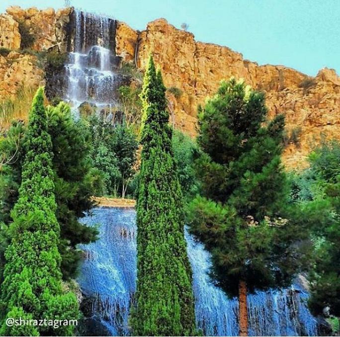 عکسی از آبشار دروازه قرآن،شیراز