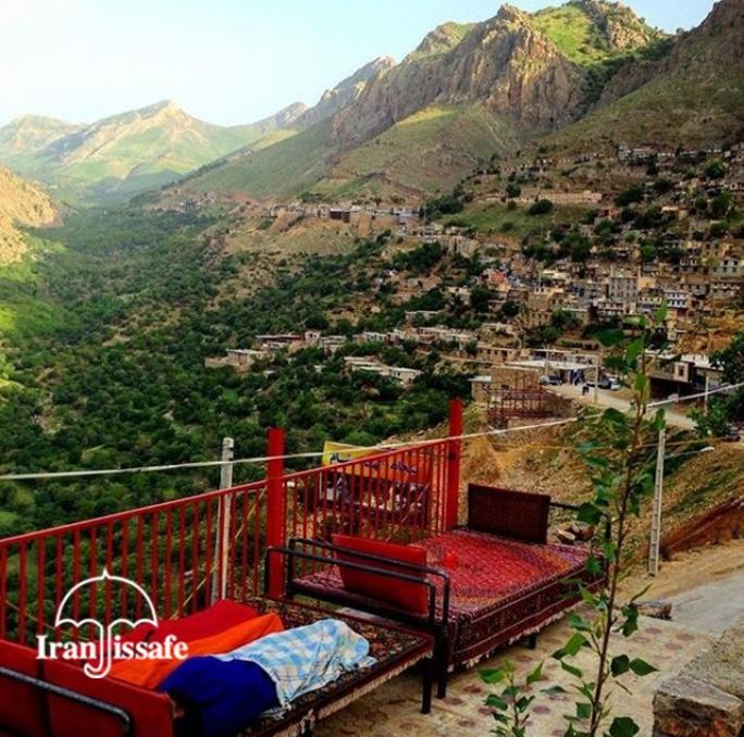  عکسی زیبا از روستایی در دامنه کوه ، کردستان