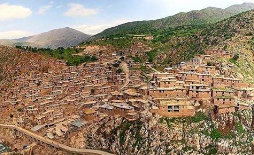 عکسی از روستای پلکانی در دامنه ی کوه ، کرمانشاه