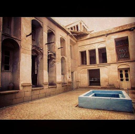 نمايي از حياط و ساختمان قديمي ، لار ، فارس