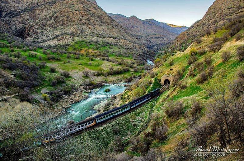 مسیر قطار در کنار رود زیبا در طبیعت سرسبز درود ، لرستان