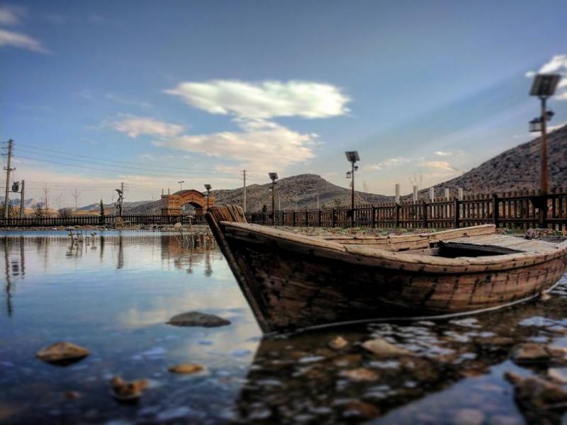 نمایی زیبا از دریاچه ی پارک شهر جدید صدرا ، شیراز