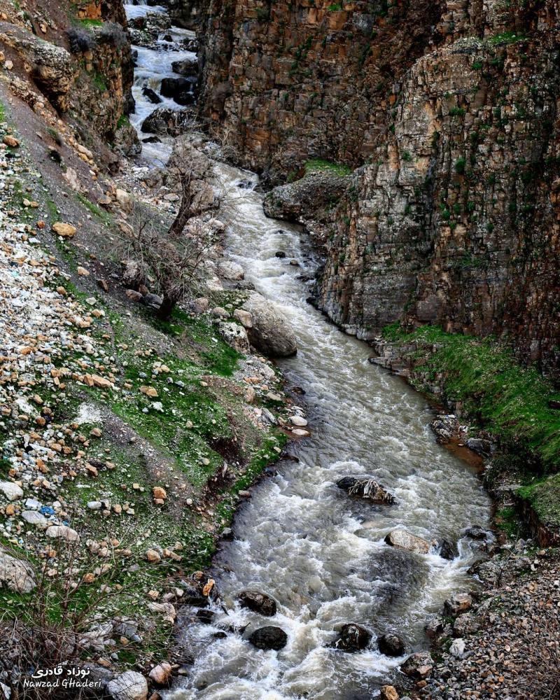 عکس زیبا از رودی در میان دو صخره ، پاوه ، کرمانشاه
