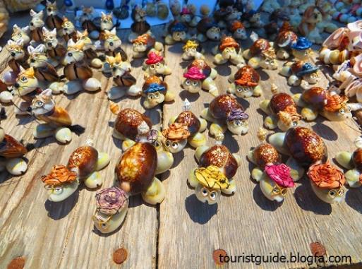 Beautiful oyster handicrafts in hengam island