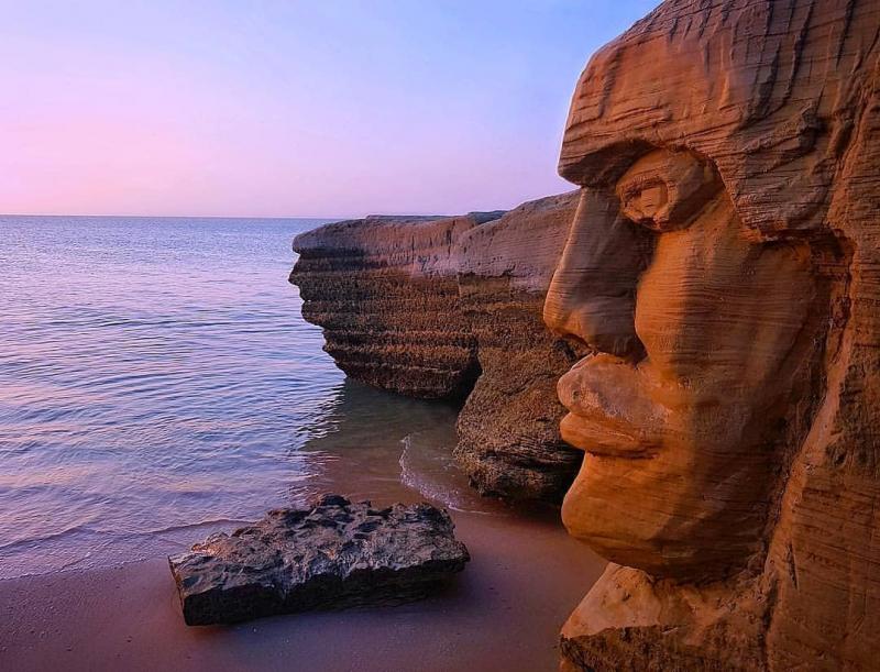 مجسمه در ساحل جزیره هنگام - statue in hengam island