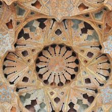 نمای نزدیک  و بسیار زیبا از معماری سقف کاخ عالی قاپو