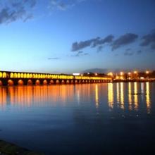انعکاس نور در زاینده رود زیبا در کنار سی و سه پل