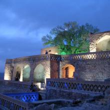 عکس آرامگاه ابوذر جمهر قاینی در شب