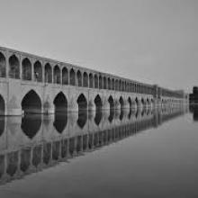 عکس بسیار زیبای سیاه و سفید از سی و سه پل در اصفهان