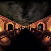 عکس هنری از گذرگاه روی پل سی و سه پل در شب