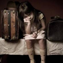 يه دختري كه خسته شده و چمدونشو بسته كه بره...مقصد نامعلوم...