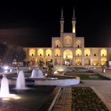 image of نمای رو به رویی از امیرچخماق در شب،یزد