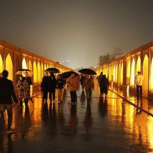 قدم زدن روی پل تاریخی سی و سه پل ، اصفهان