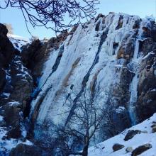 عکسی از آبشار یخ زده ده چشمه،چهارمحال بختیاری