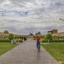 دوچرخه سواری بر روی سنگفرش های میدان نقش جهان اصفهان