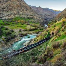 مسیر قطار در کنار رود زیبا در طبیعت سرسبز درود ، لرستان