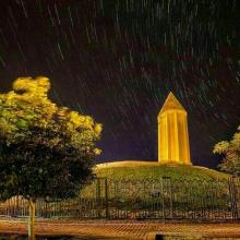 عکس زیبا از برج قابووس گنبد در یک شب بارانی ، گلستان