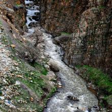 عکس زیبا از رودی در میان دو صخره ، پاوه ، کرمانشاه