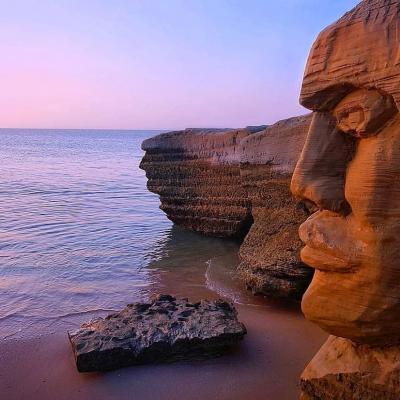 image of مجسمه در ساحل جزیره هنگام - statue in hengam island